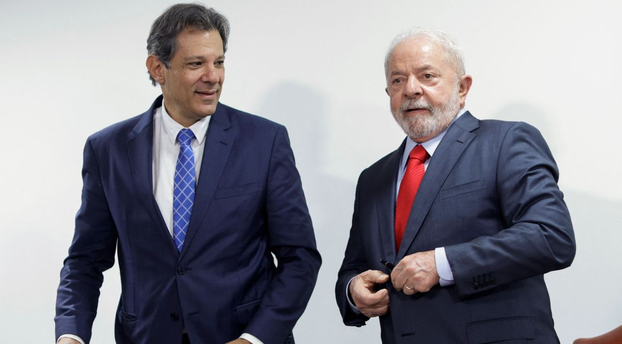 Ministro da Fazenda, Fernando Haddad, ao lado do presidente Luiz Inácio Lula da Silva no Palácio do Planalto