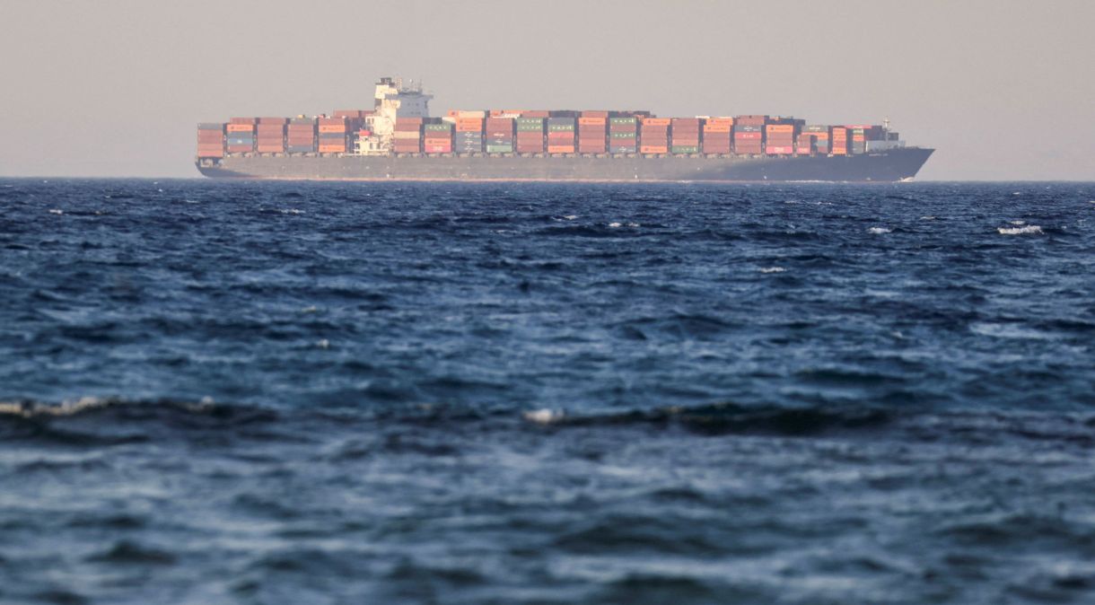 Navio com contêineres atravessa Golfo de Suez em direção ao Mar Vermelho antes de entrar no Canal de Suez, em Al-'Ain al-Sokhna, no Egito