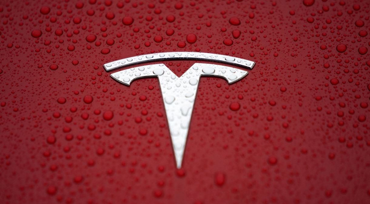 Logo da Tesla em fábrica da empresa em Xangai