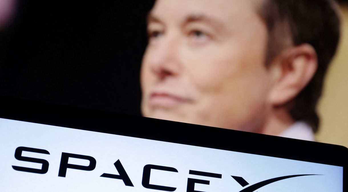 Ilustração mostra logo da SpaceX e foto do Elon Musk