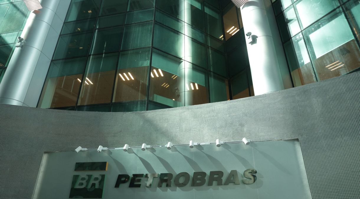 O logotipo da estatal brasileira de petróleo Petrobras é retratado em seu prédio no Rio de Janeiro