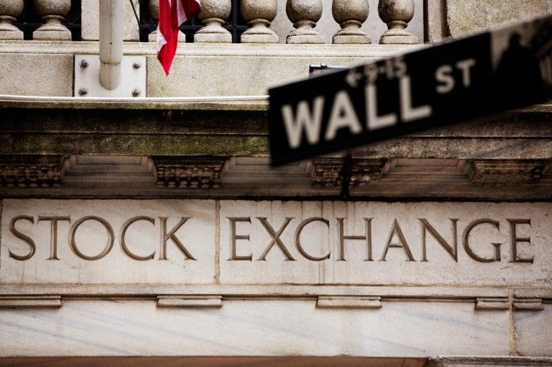 Placa de Wall Street em frente à Bolsa de Nova York