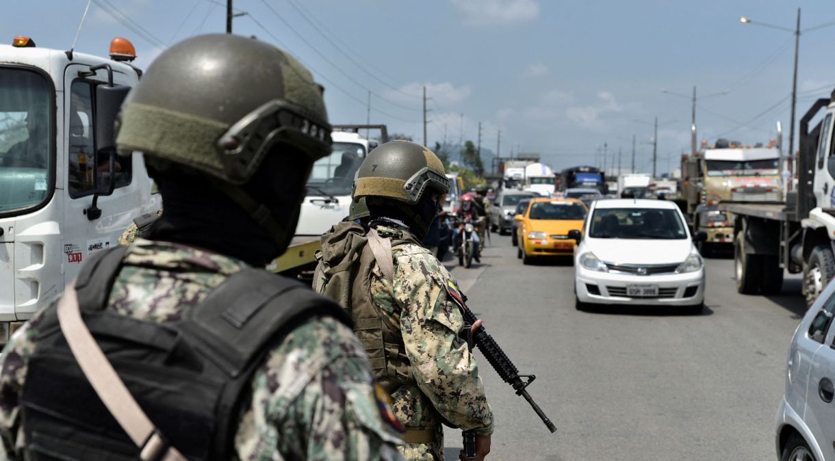 Forças de segurança em posto de controle de Guayaquil, no Equador