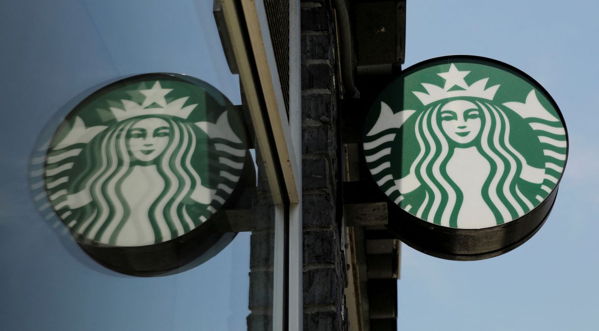 Logo da rede Starbucks em loja do Brooklyn, em Nova York