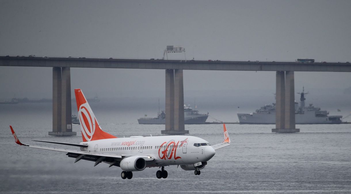 Boeing 737 da Gol se prepara para pousar no aeroporto Santos Dumont, no Rio de Janeiro