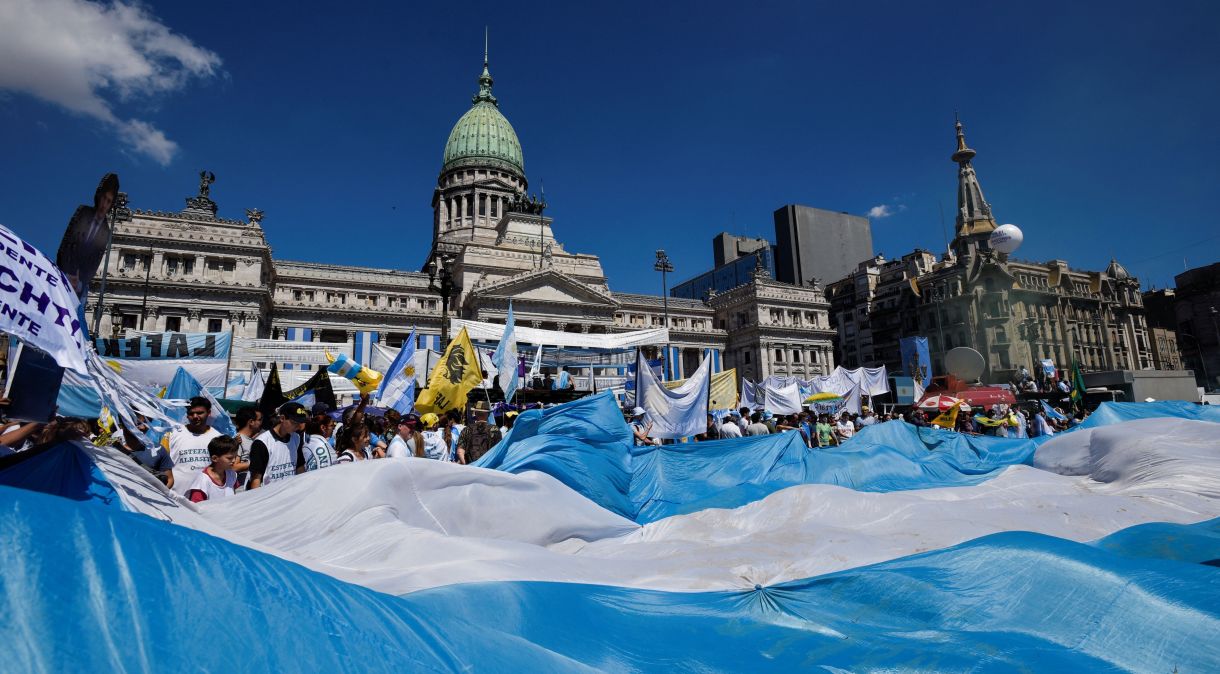 Apoiadores do presidente argentino Javier Milei em frente ao Congresso, em Buenos Aires