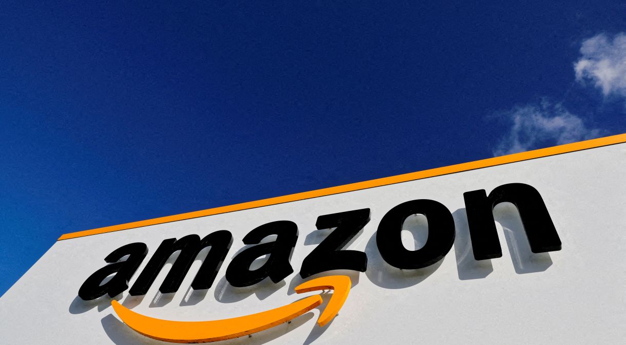 Logotipo da Amazon em centro de logística na França