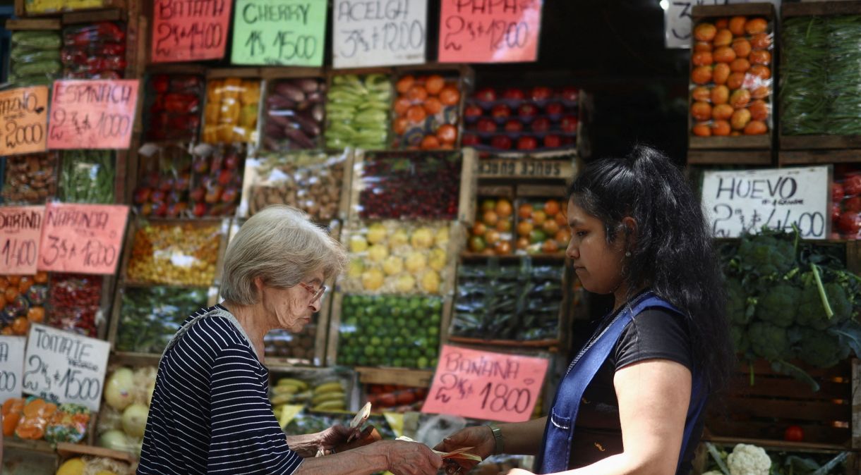 Mulher faz compras em verdurão em Buenos Aires