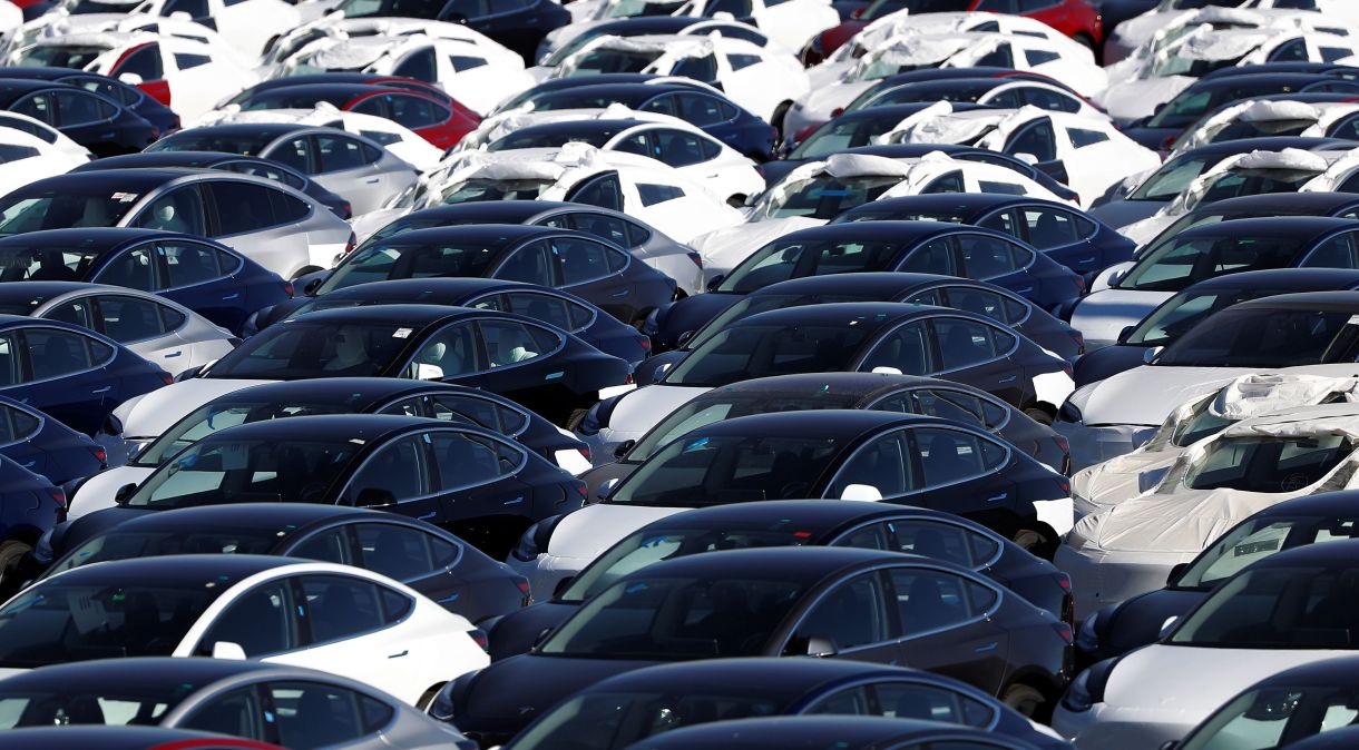 Estacionamento predominantemente de veículos elétricos Model 3 novos é visto em Richmond, Califórnia, EUA