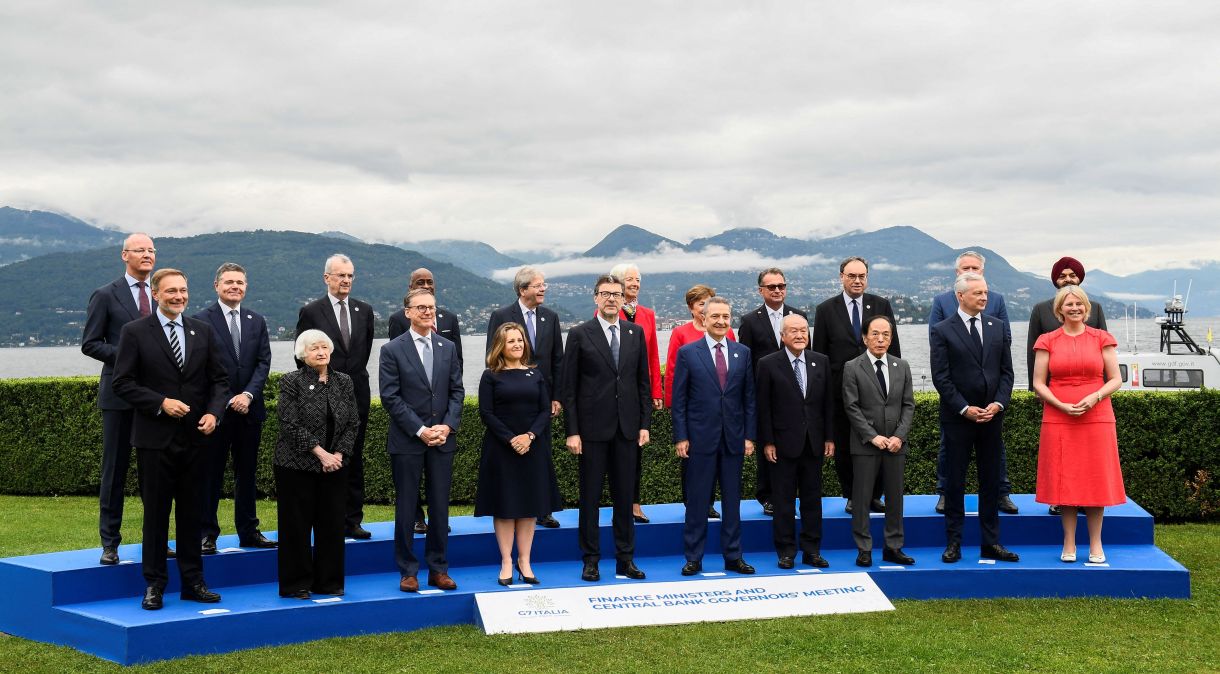 Ministros das Finanças e presidentes de bancos centrais de países do G7 posam para foto durante encontro em Stresa, na Itália