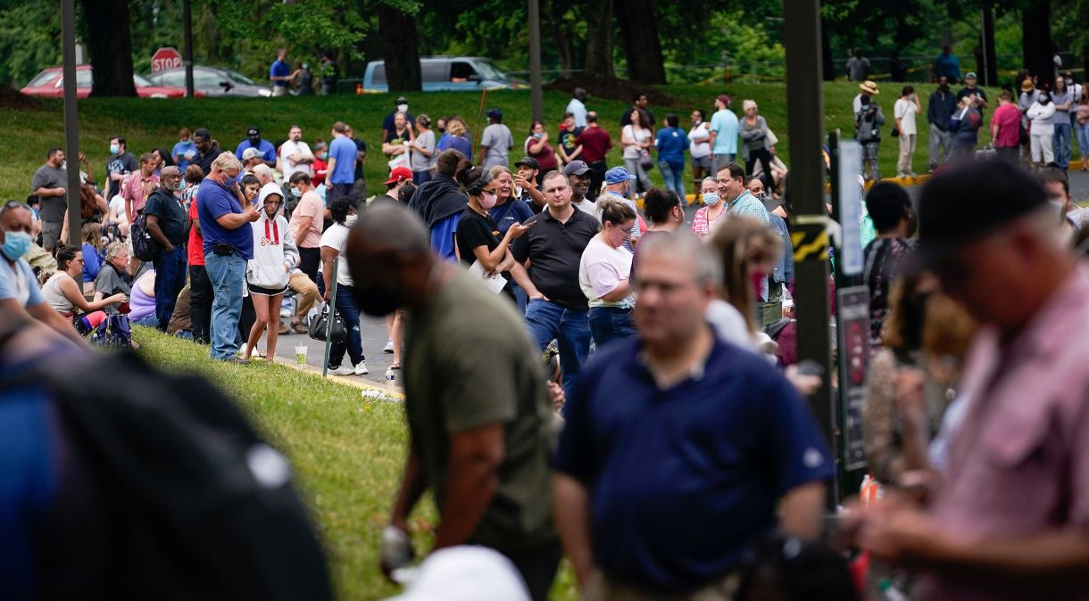 Centenas de pessoas fazem fila do lado de fora de centro de carreiras em busca de ajuda para seu pedido de auxílio-desemprego em Frankfort, no Estado norte-americano de Kentucky