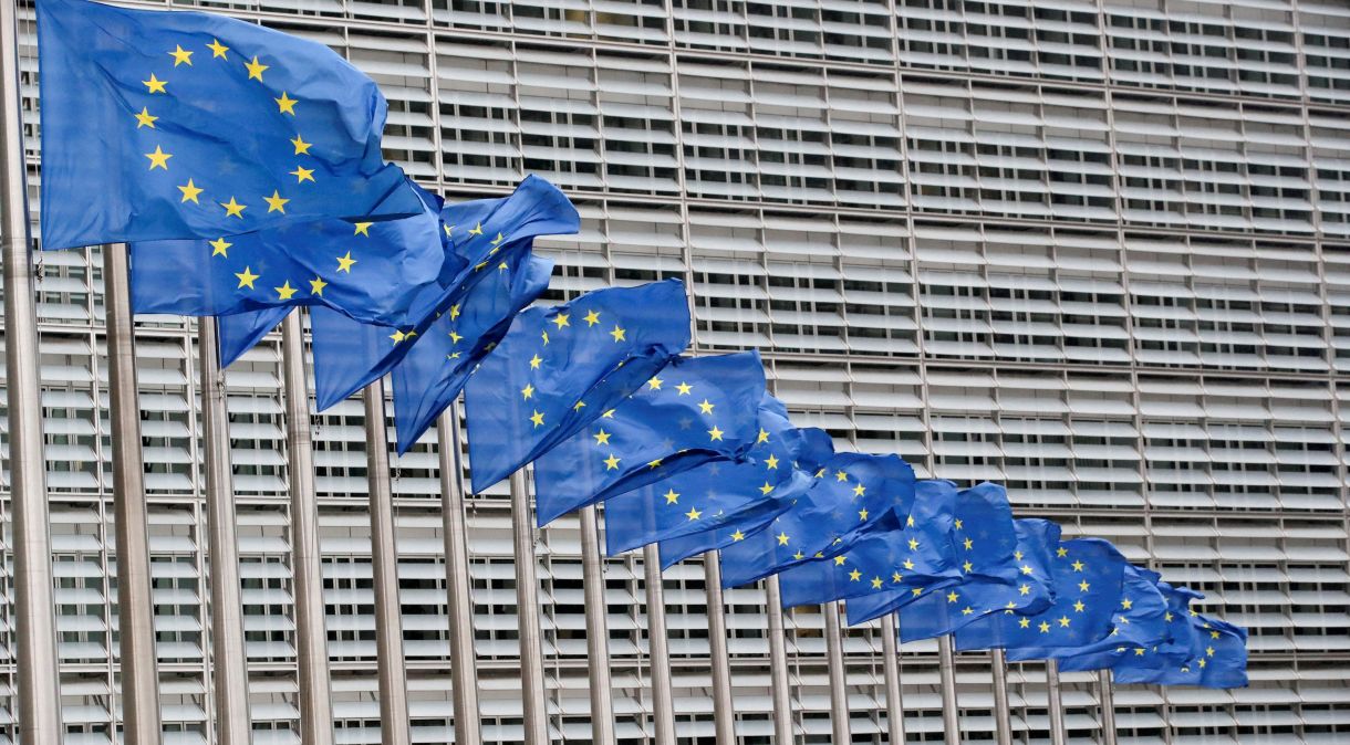 Bandeiras da União Europeia na sede da Comissão da UE em Bruxelas