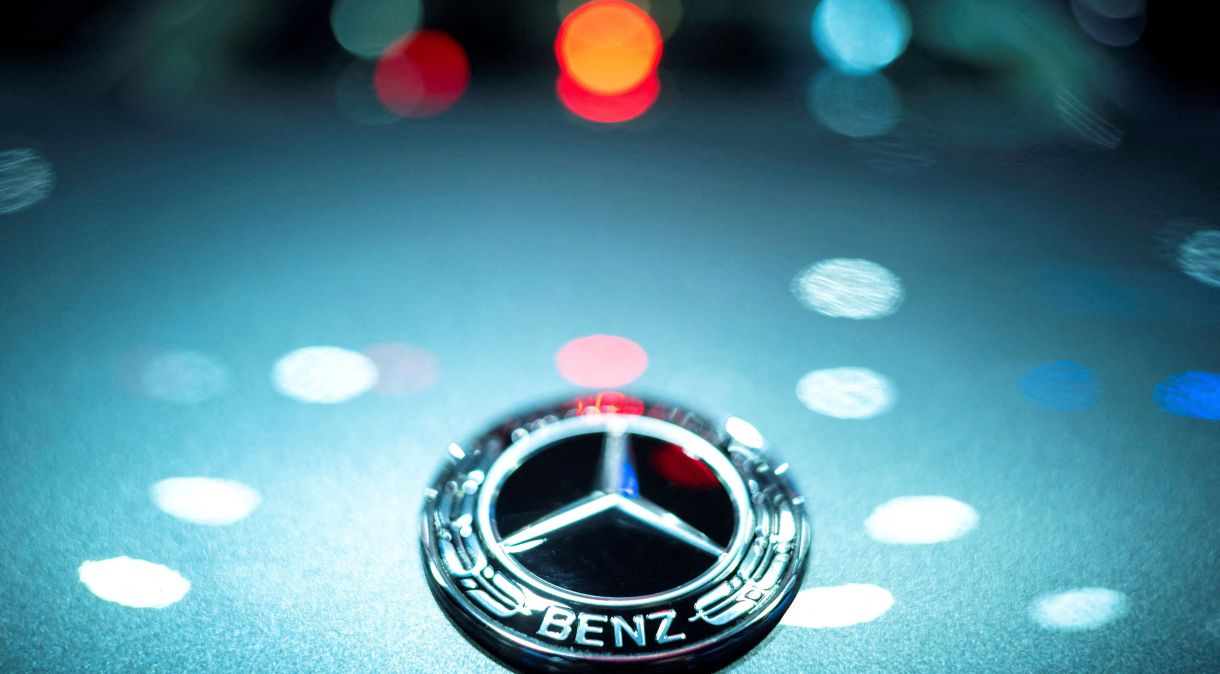 Logo da Mercedes-Benz em salão automotivo em Bangcoc, na Tailândia
