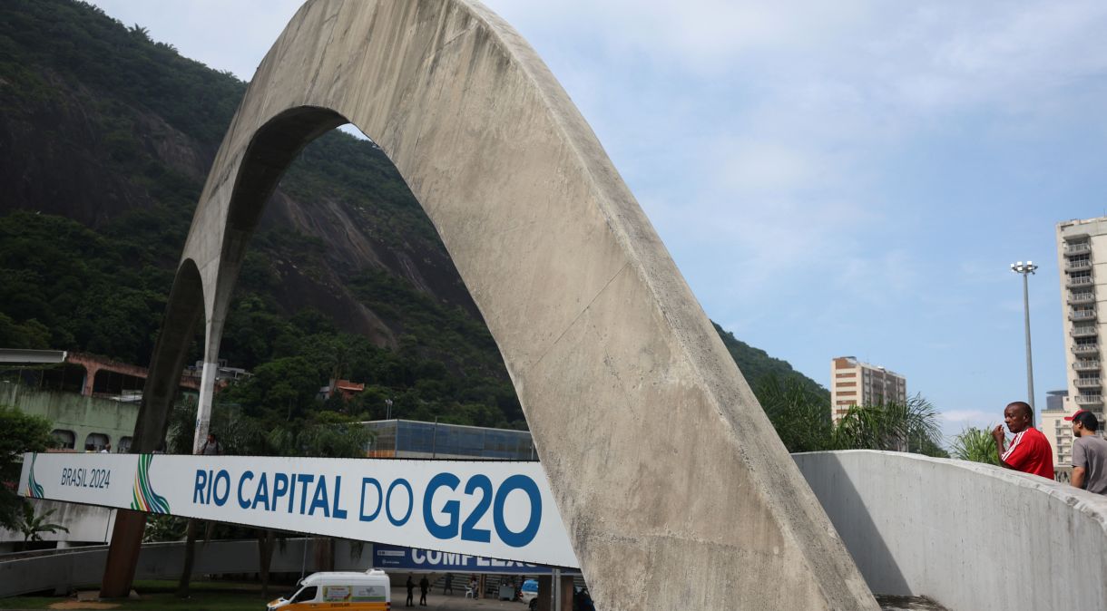 Placa no Rio de Janeiro antes de encontros do G20 no Brasil: fórum para discutir finanças climáticas fica dentro da agenda do G20 Social