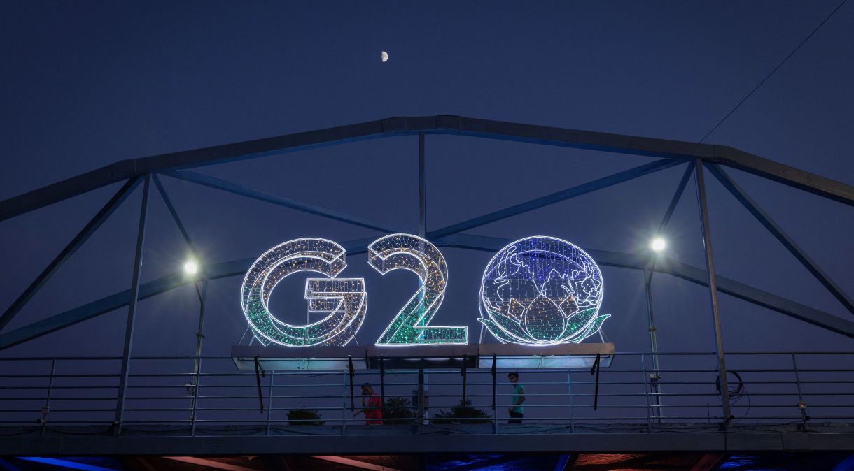 Logo do G20 em ponte de Nova Délhi, Índia