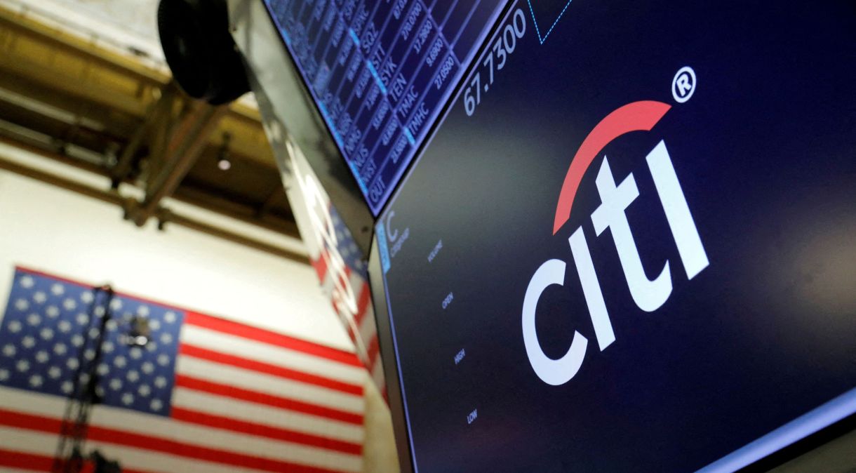 Logo do Citibank ao lado da bandeira dos Estados Unidos na Bolsa de Valores de Nova York