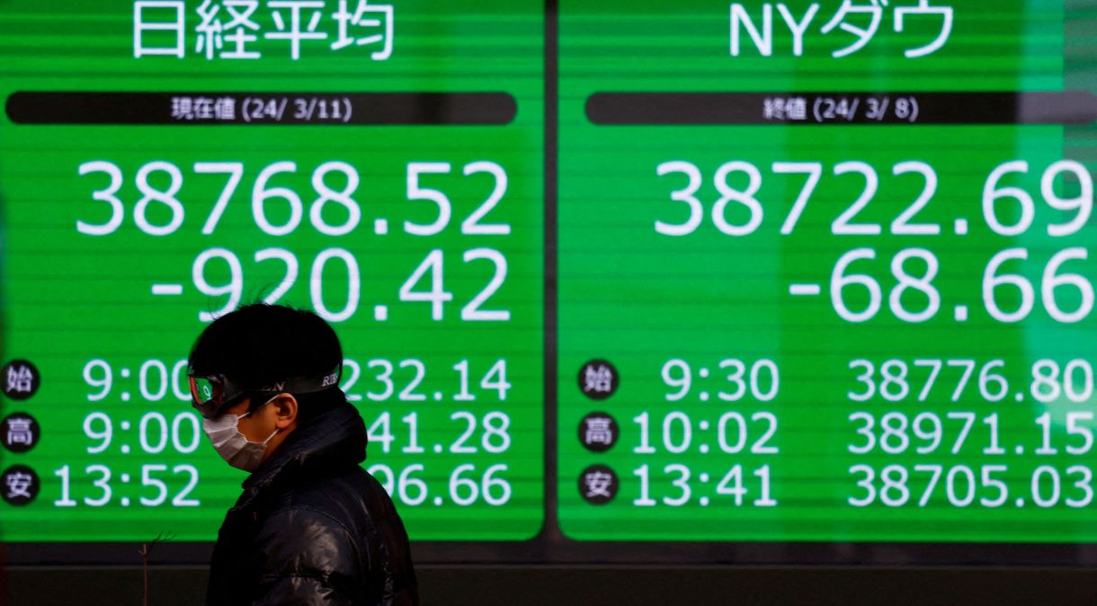 Telão mostra cotação do índice Nikkei em Tóquio
