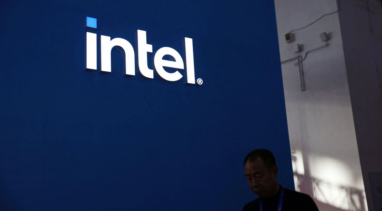 Logo da Intel em conferência internacional em Pequim, China