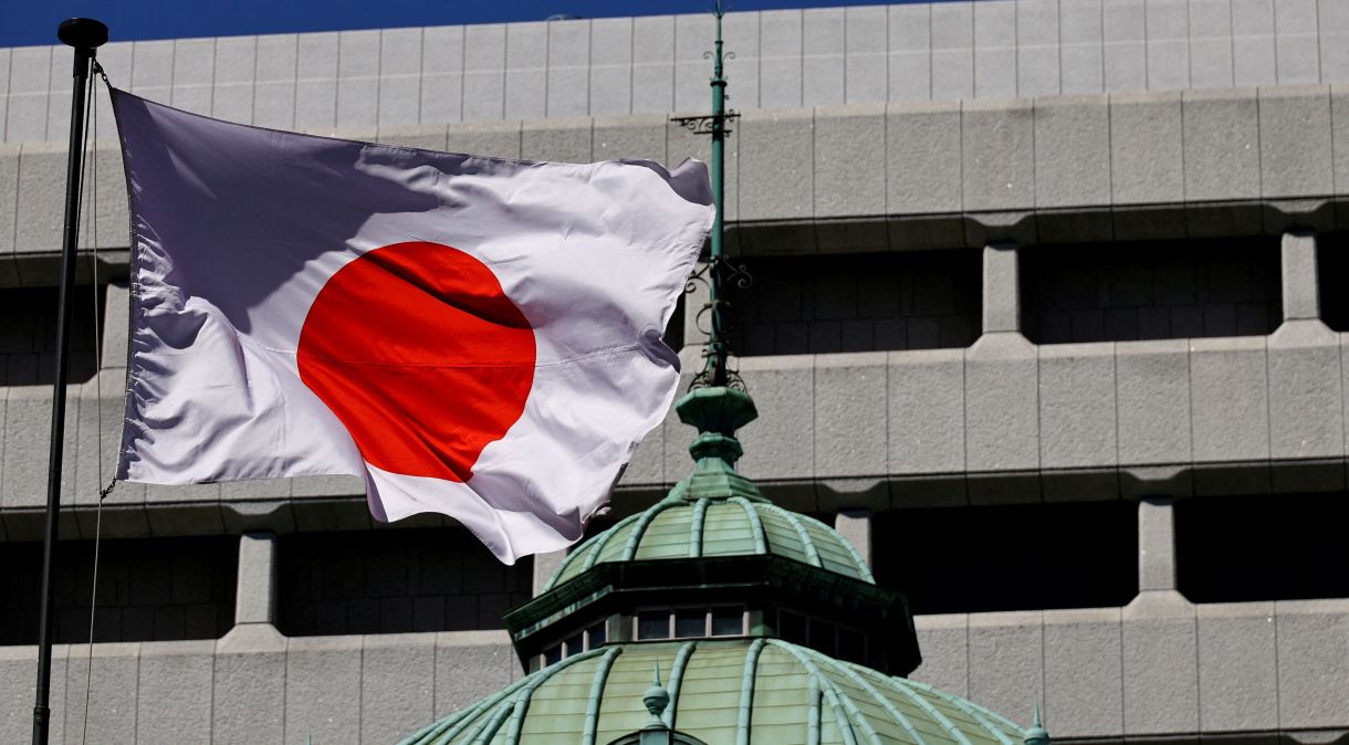 Bandeira do Japão na sede do banco central em Tóquio