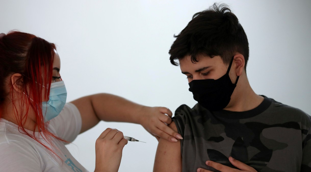 Jovem é vacinado contra Covid-19 no Rio de Janeiro