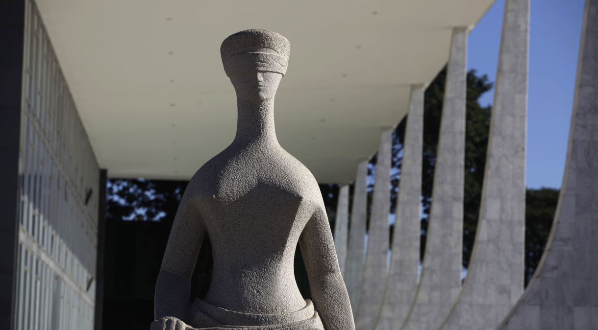 Estátua da Justiça no prédio do STF em Brasília