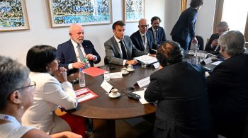 No documento, Macron, Lula, Gustavo Petro, Alberto Fernandez e Josep Borrell afirmaram que um processo eleitoral transparente estaria acompanhado de uma "suspensão das sanções" contra o país