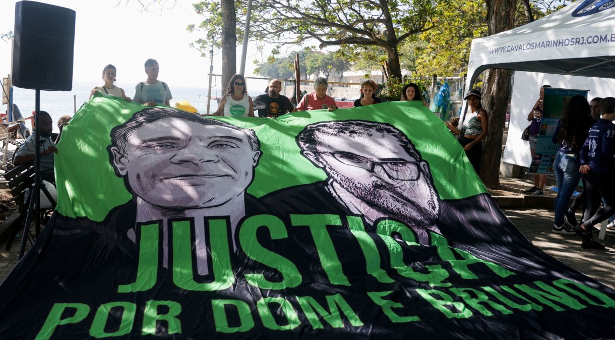 Manifestantes protestam no aniversário de um ano da morte do jornalista Dom Philips e do indigenista Bruno Pereira no Rio de Janeiro