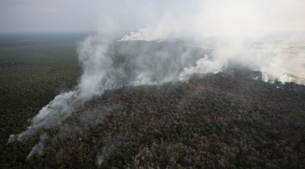 Fumaça de queimadas na Amazônia perto de Tefé, no Amazonas