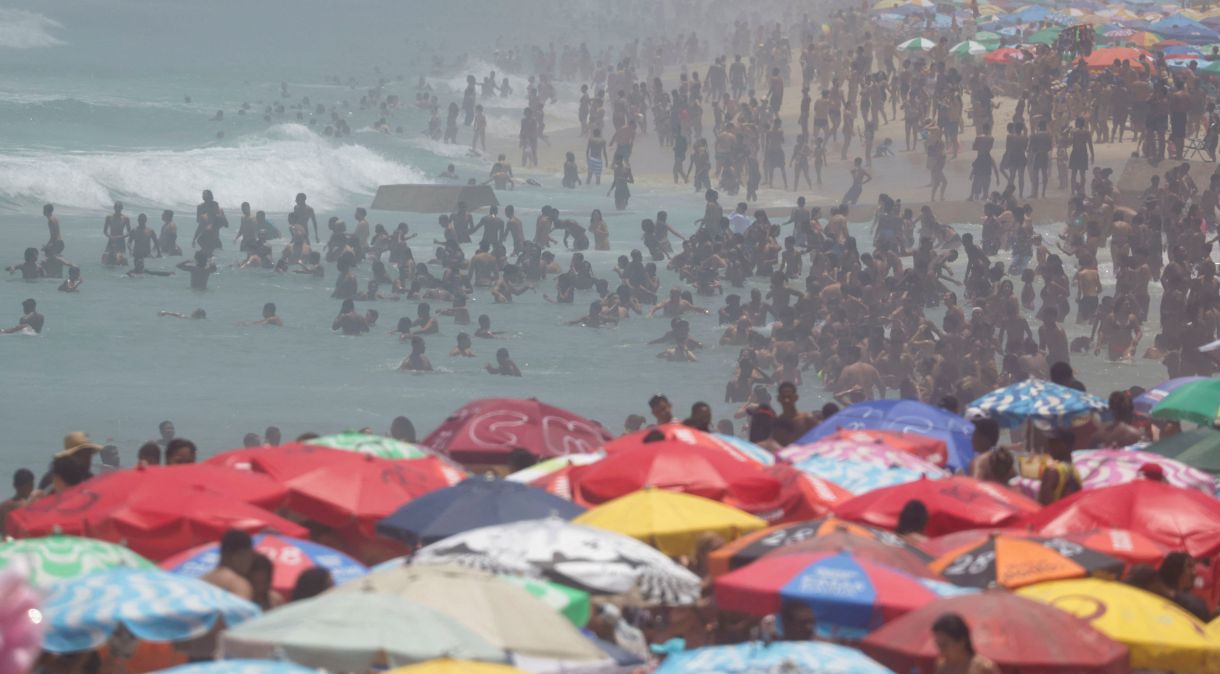 Praia de Ipanema lotada durante onda de calor no Rio de Janeiro. Imagem de arquivo