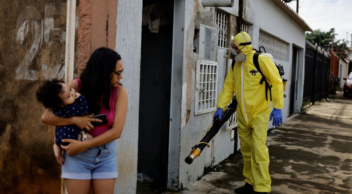 Trabalhadores da área de saúde aplicam inseticida para combater o mosquito Aedes aegypti em esforço para conter casos de dengue em Ceilândia (DF)