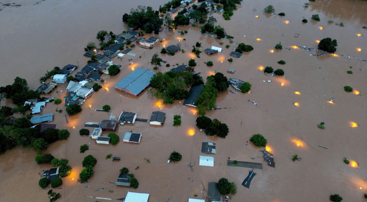 Casas inundadas perto do rio Taquari após fortes chuvas na cidade de Encantado, no Rio Grande do Sul