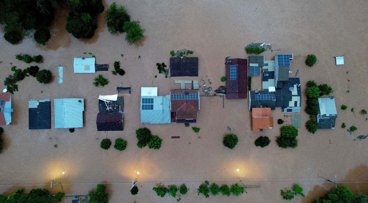 Casas inundadas perto do rio Taquari após fortes chuvas na cidade de Encantado, no Rio Grande do Sul