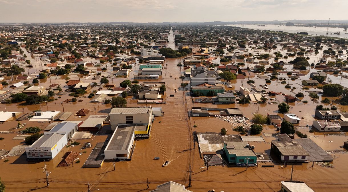 Vista aérea de pessoas em botes buscando por pessoas isoladas em meio à inundação na cidade de Canoas, no Rio Grande do Sul