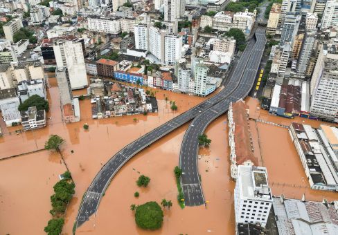 Enchentes nos RS: faltam água mineral, ovos e bananas nos supermercados, diz associação