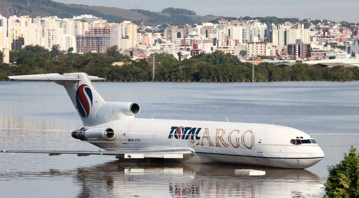 Avião parado em pista alagada do aeroporto Salgado Filho, em Porto Alegre