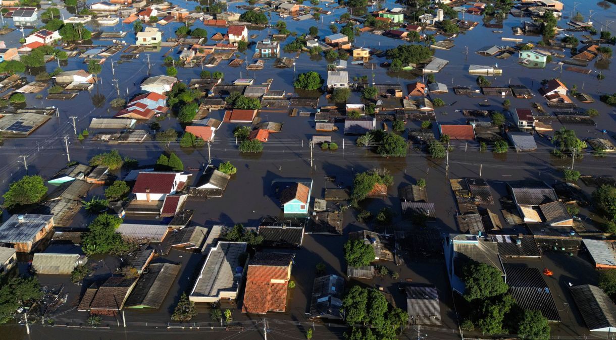 Imagem de drone mostra o bairro inundado de Mathias Velho, em Canoas, Rio Grande do Sul
