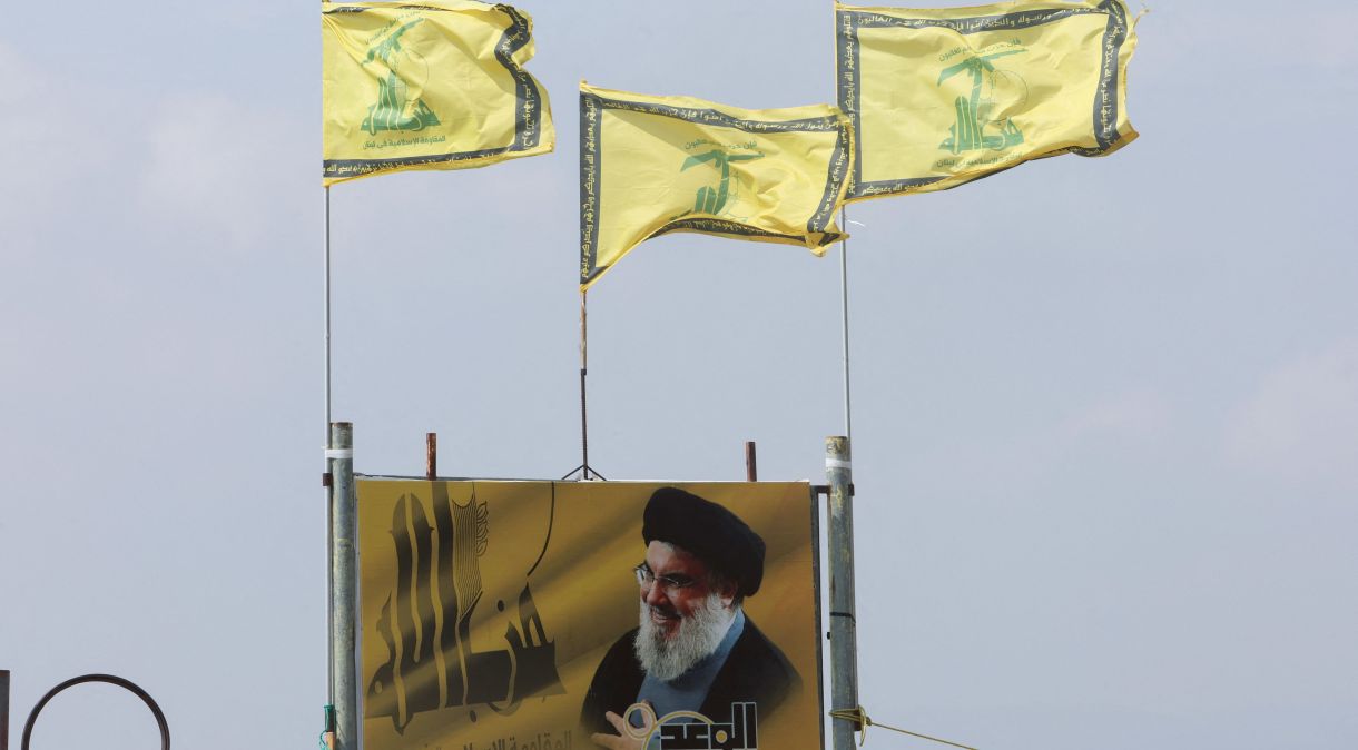 Bandeiras do Hezbollah sobre foto do líder do grupo, Sayyed Hassan Nasrallah, no sul do Líbano