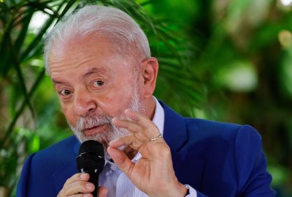 Lula defende mais voos regionais no Brasil em visita à fábrica da Embraer