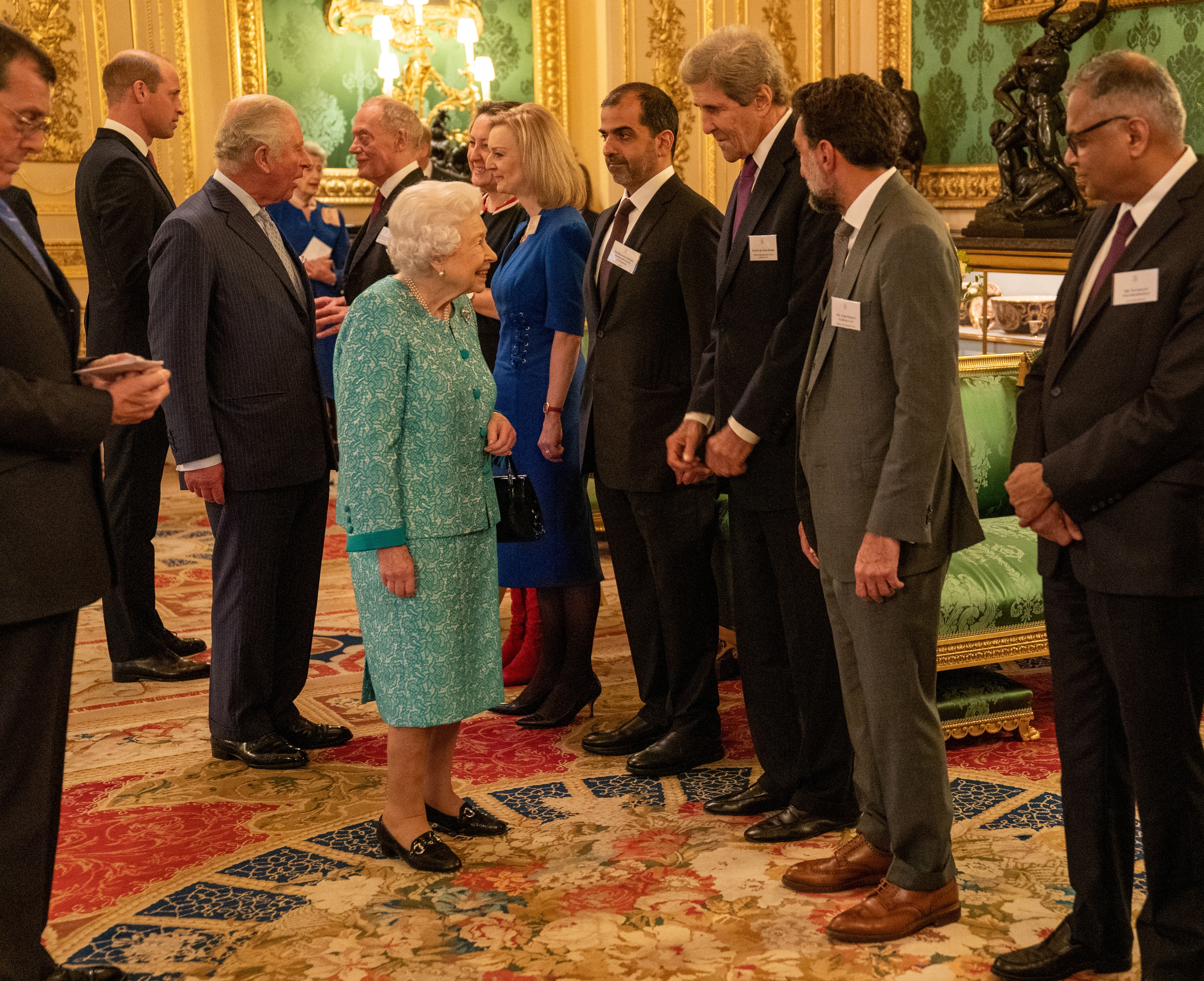 Rainha Elizabeth em recepção no Castelo de Windsor