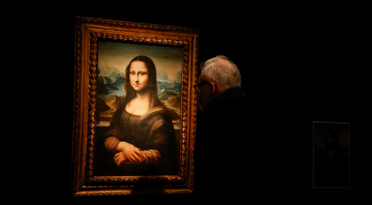 Homem observa pintura de "Mona Lisa"