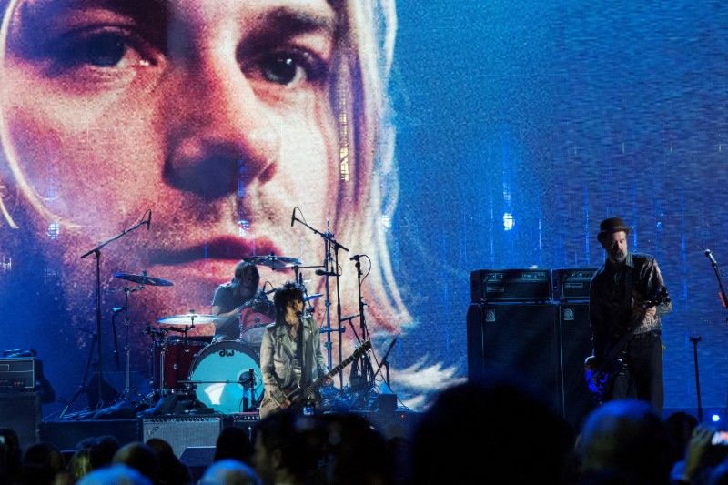 Membros remanescentes do Nirvana fazem performance com Joan Jett