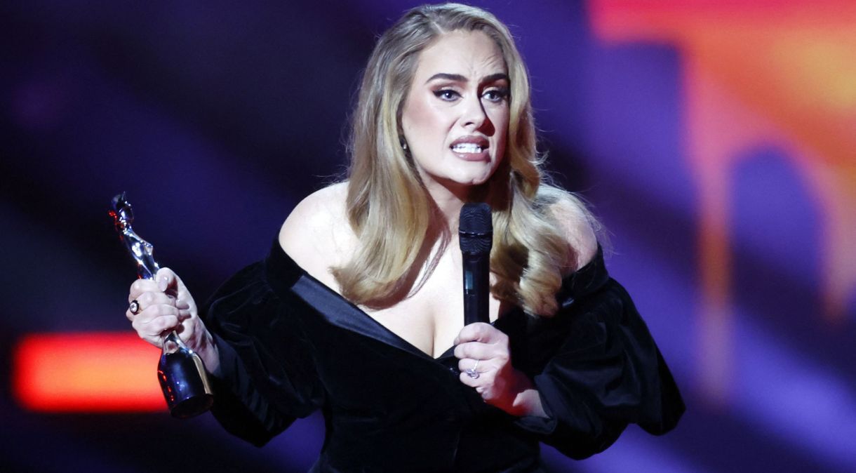 Adele recebe o prêmio de artista do ano