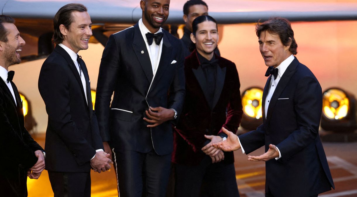 Tom Cruise ao lado de colegas de elenco durante a pré-estreia de "Top Gun: Maverick" em Londres