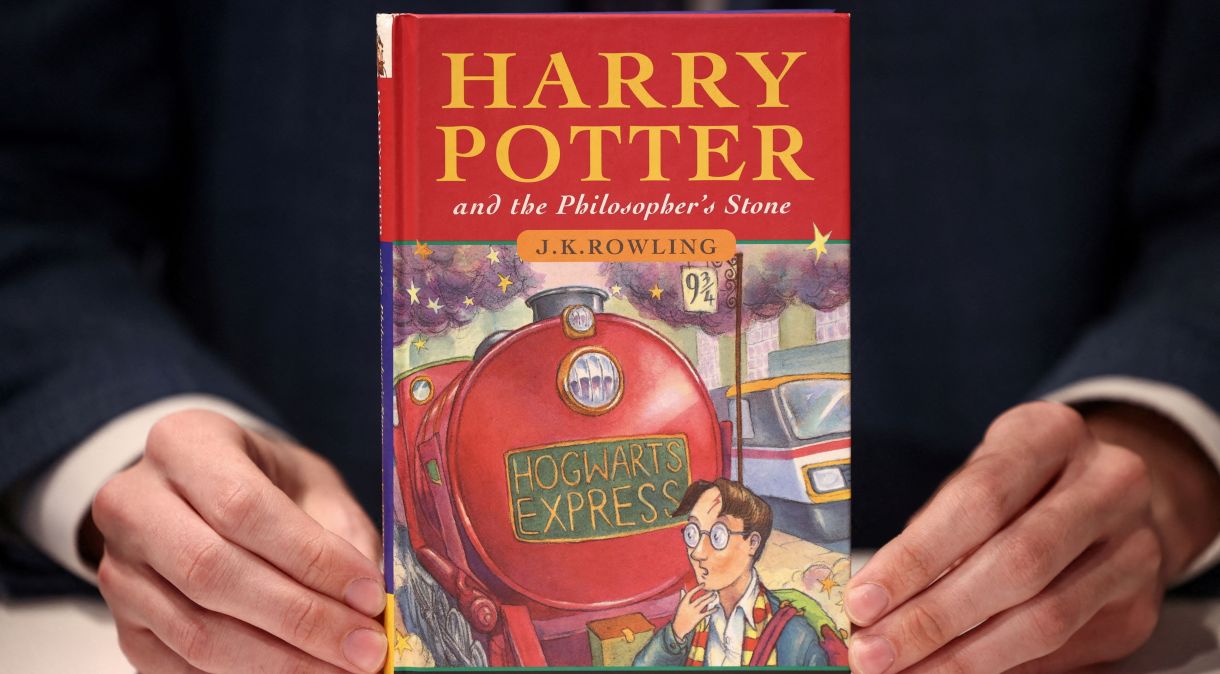 Cópia rara da primeira edição original de "Harry Potter e a Pedra Filosofal" na casa de leilões Christie's, em Londres