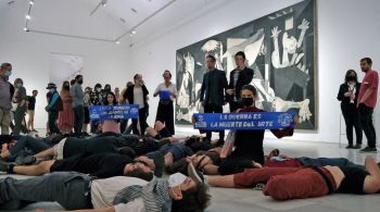 Manifestantes deitaram diante de "Guernica", de Pablo Picasso, no Museu Reina Sofia, em Madri