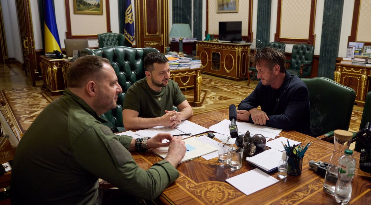 Ator e diretor norte-americano Sean Penn em reunião com o presidente ucraniano, Volodymyr Zelensky