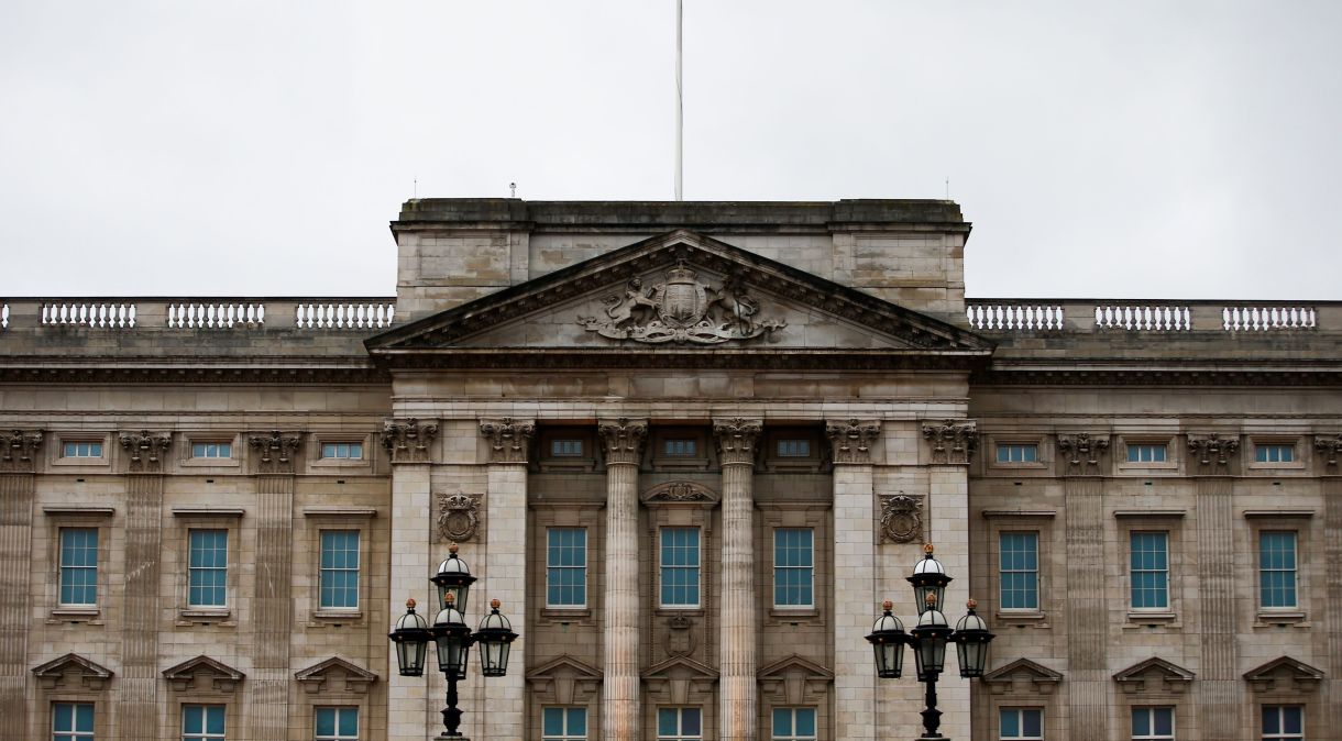 Vista frontal do Palácio de Buckingham, em Londres, Reino Unido