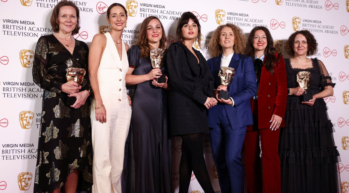 Equipe e elenco de "In My Skin" posa com prêmio da British Academy Television Awards, em Londres