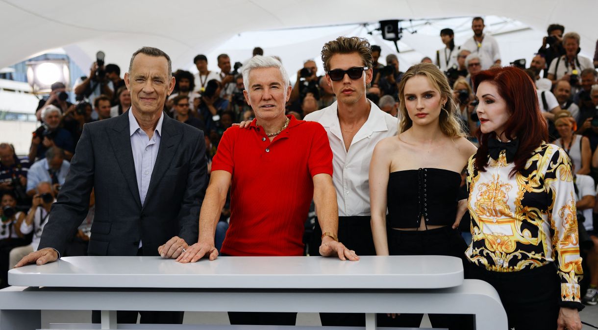 Diretor Baz Luhrmann, Priscilla Presley e atores Tom Hanks, Austin Butler e Olivia DeJonge posam para fotos em Cannes