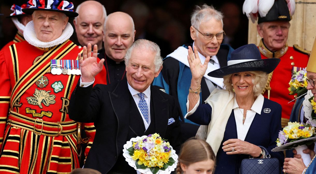 O rei Charles da Grã-Bretanha e Camilla, rainha consorte, acenam enquanto assistem ao culto da quinta-feira santa em York Minster, em York, Grã-Bretanha